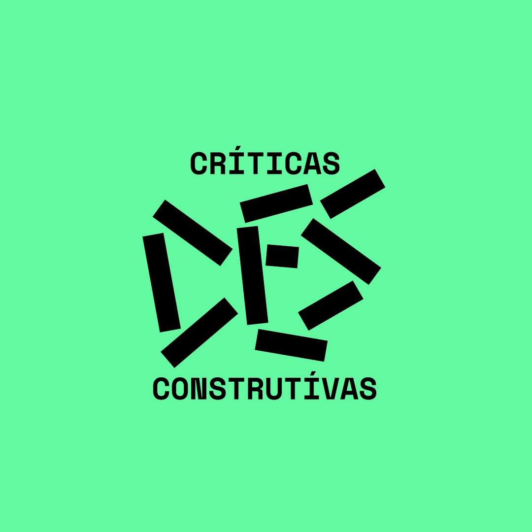 Sobre um fundo verde claro está escrito a preto "Críticas", em baixo"Des", e por último "Construtívas". A palavra "Des" está escrita com rectângulos que, juntos para formar as letras.